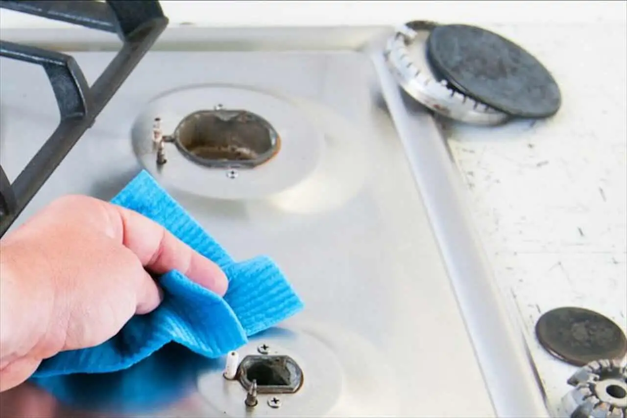 Il trucco per sgrassare i fornelli in pochi minuti